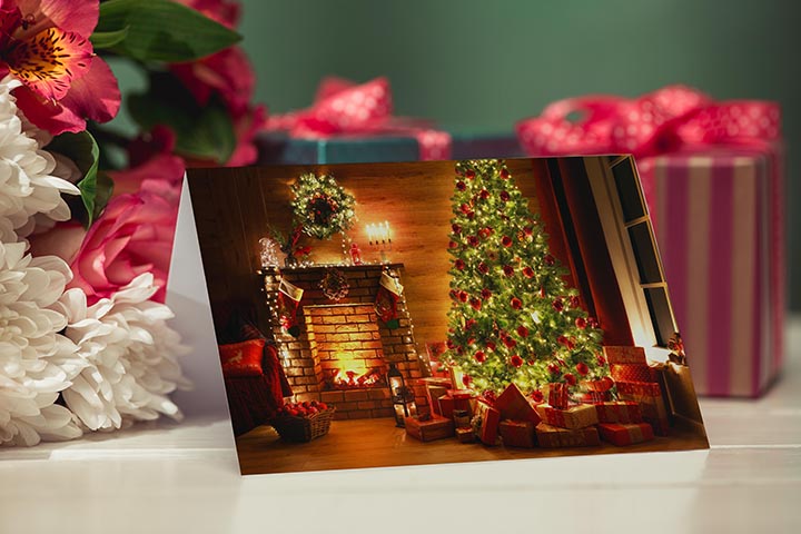 Carte de Noël #17 - Sapin de Noël avec un foyer et des cadeaux.